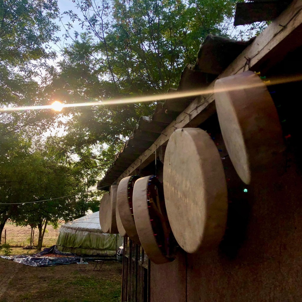 Kézműves dobok napsütésben Álda-lak Farkastanyán – dobkészítés